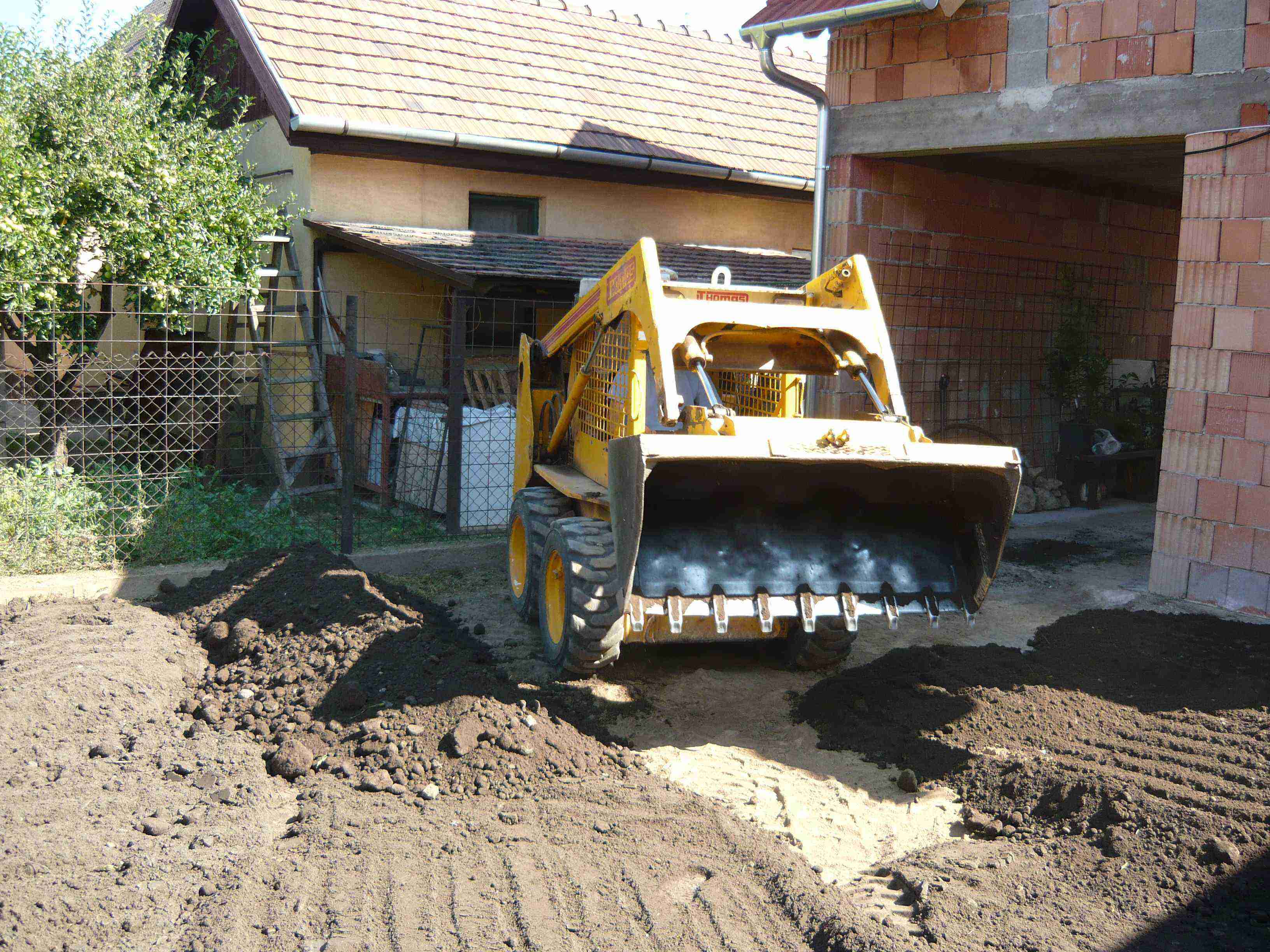 bobcat, kertészet, terepmunka, gyepesítés, termőföld bobcat, kertészet, terepmunka, gyepesítés, termőföld